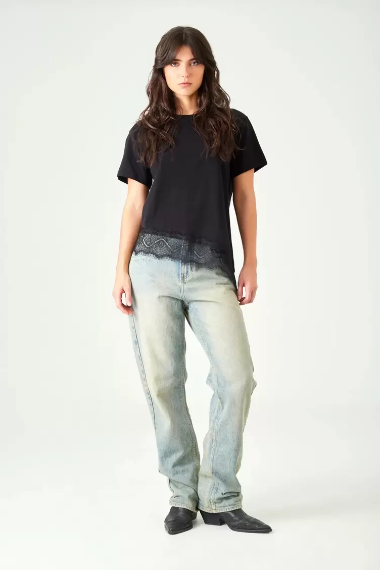 Camiseta relaxed fit con borde de encaje en negro para mujer