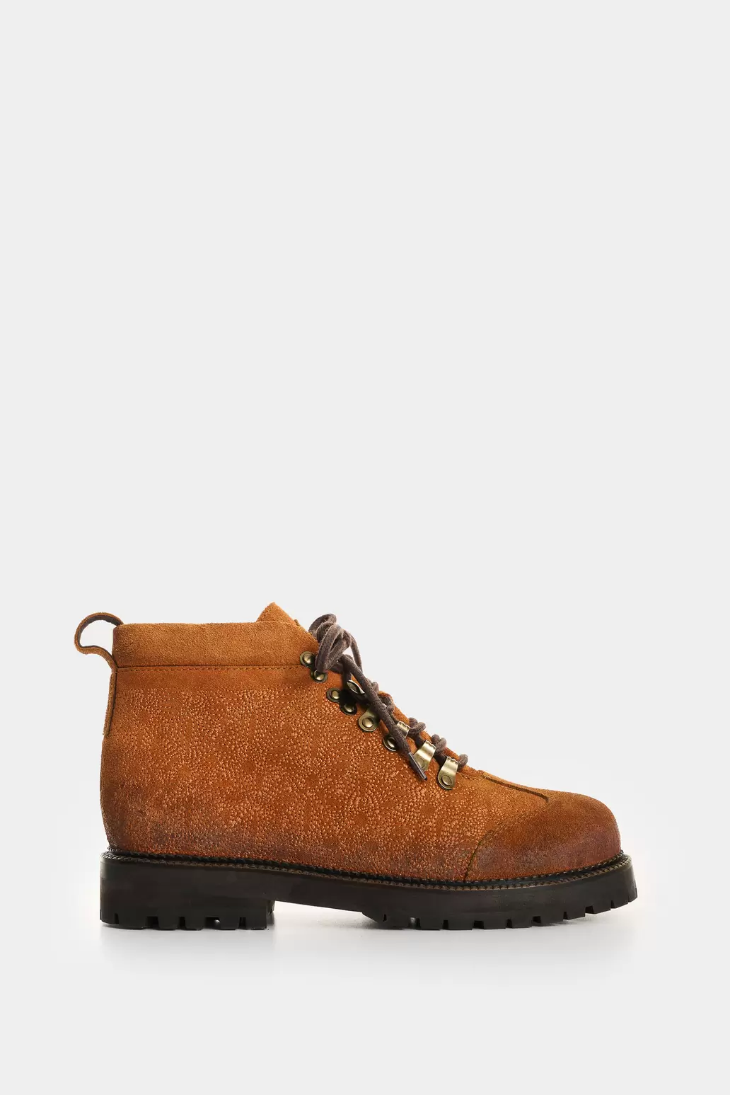 Botas tipo hiking en gamuza bordada para mujer Nacar