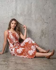 Vestido Midi Estampado con Pechera Nido de Abeja y Cinturón de Lazo ladrillo