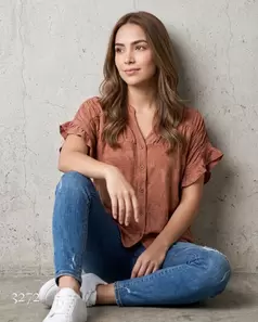 Blusa Botonera con Textura Floral y Volantes