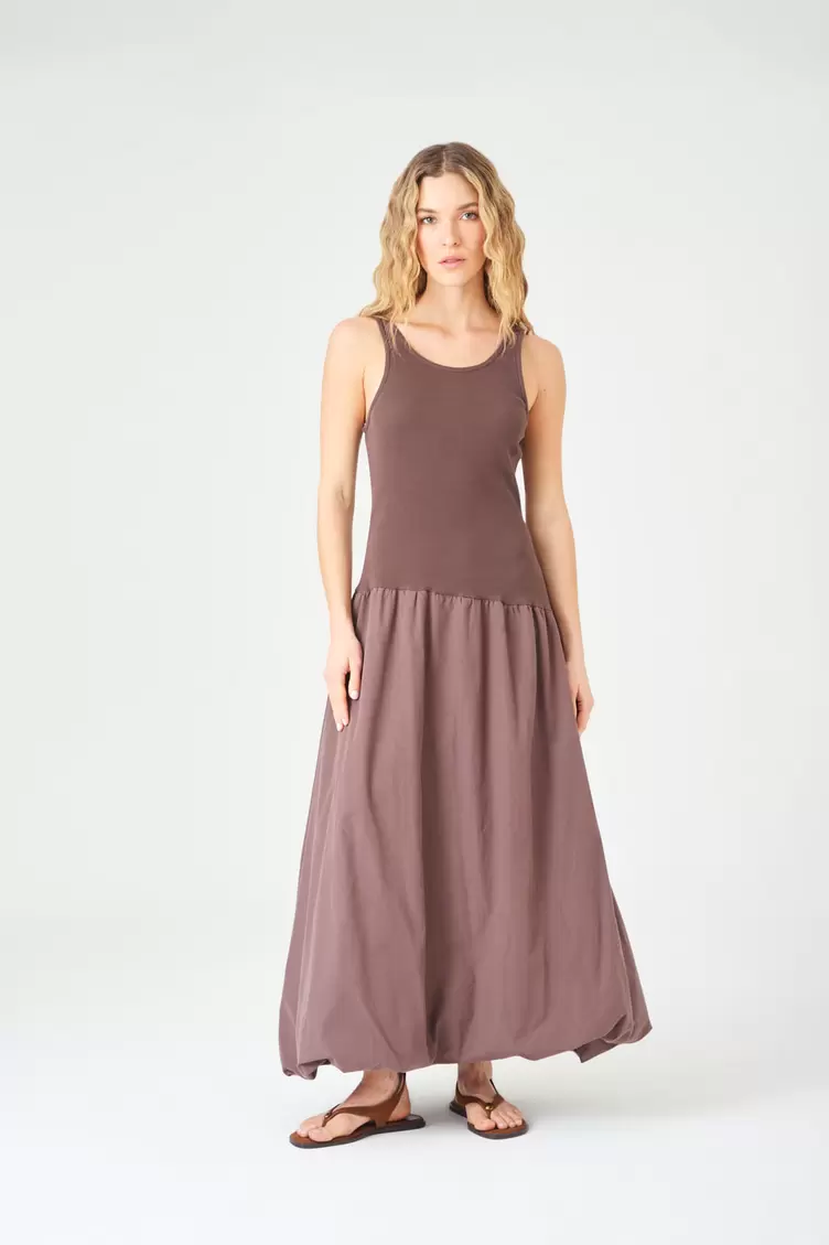 Vestido largo entallado en torso con falda globo en algodón marrón para mujer
