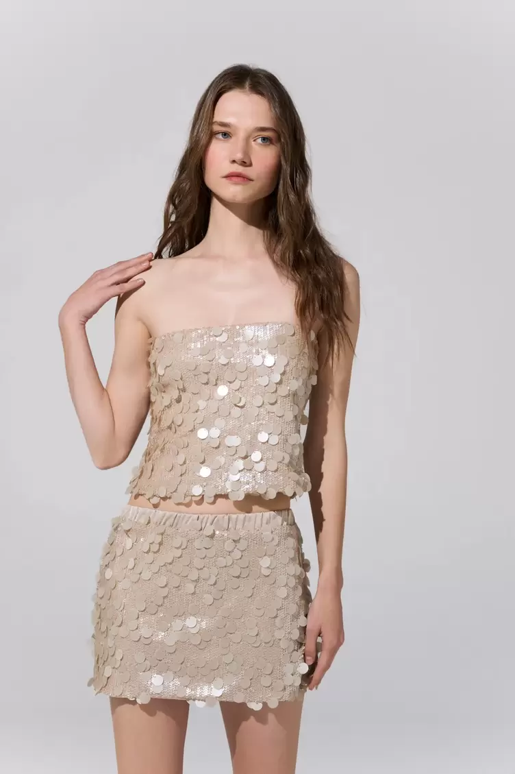 Top strapless de silueta recta con lentejuelas en beige para mujer