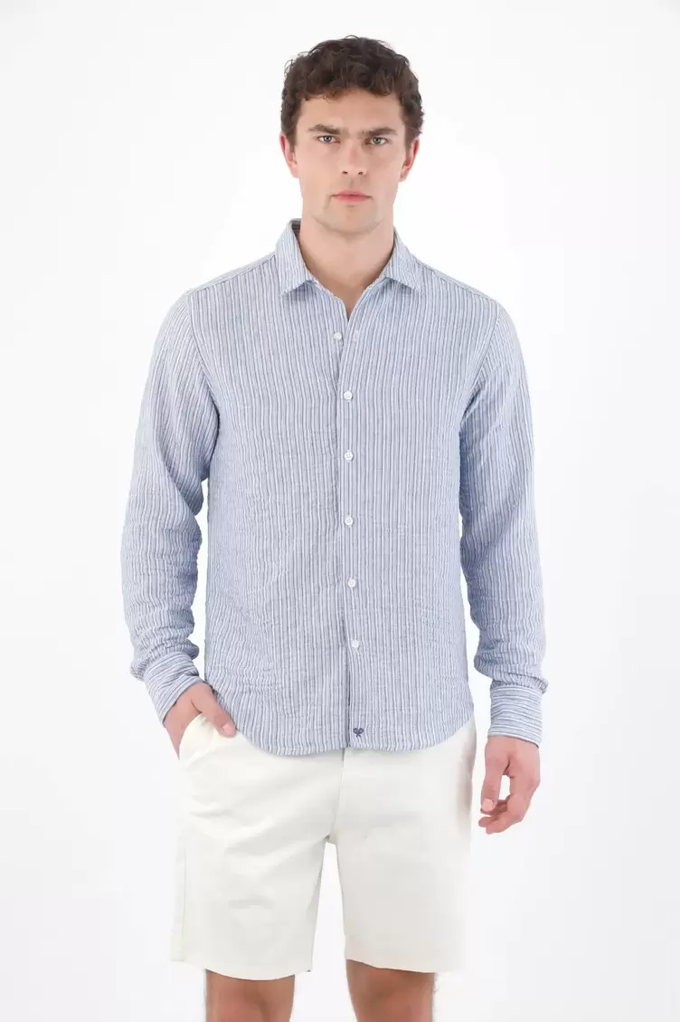 Camisa manga larga relajada con rayas preteñidas y textura arrugada en azul para hombre