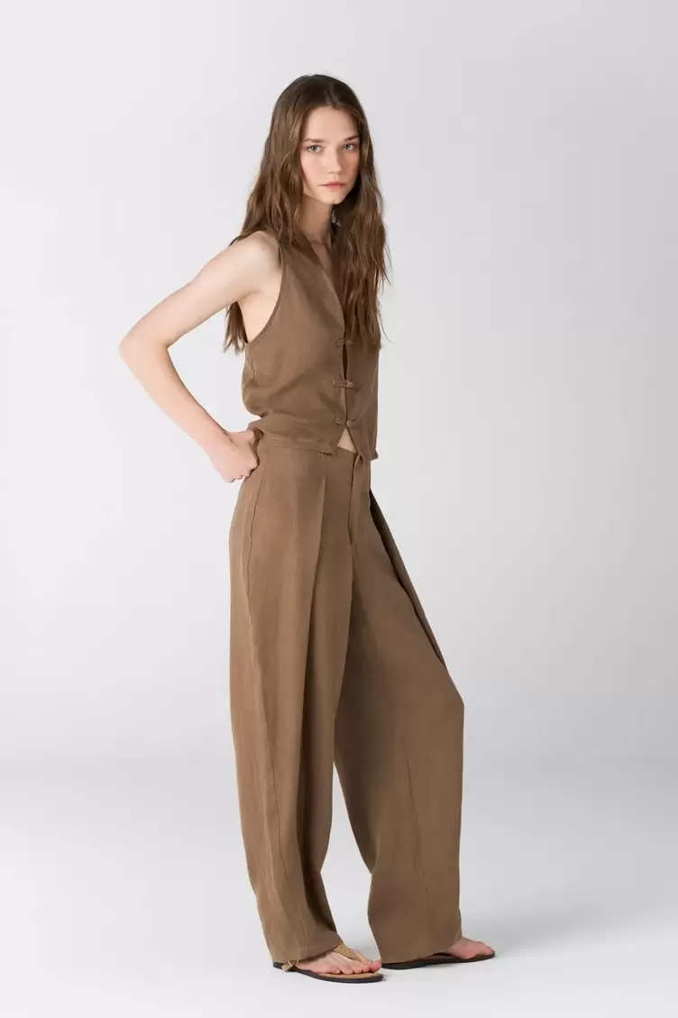 Pantalón wide leg de tiro alto con pliegues frontales en lino marrón para mujer
