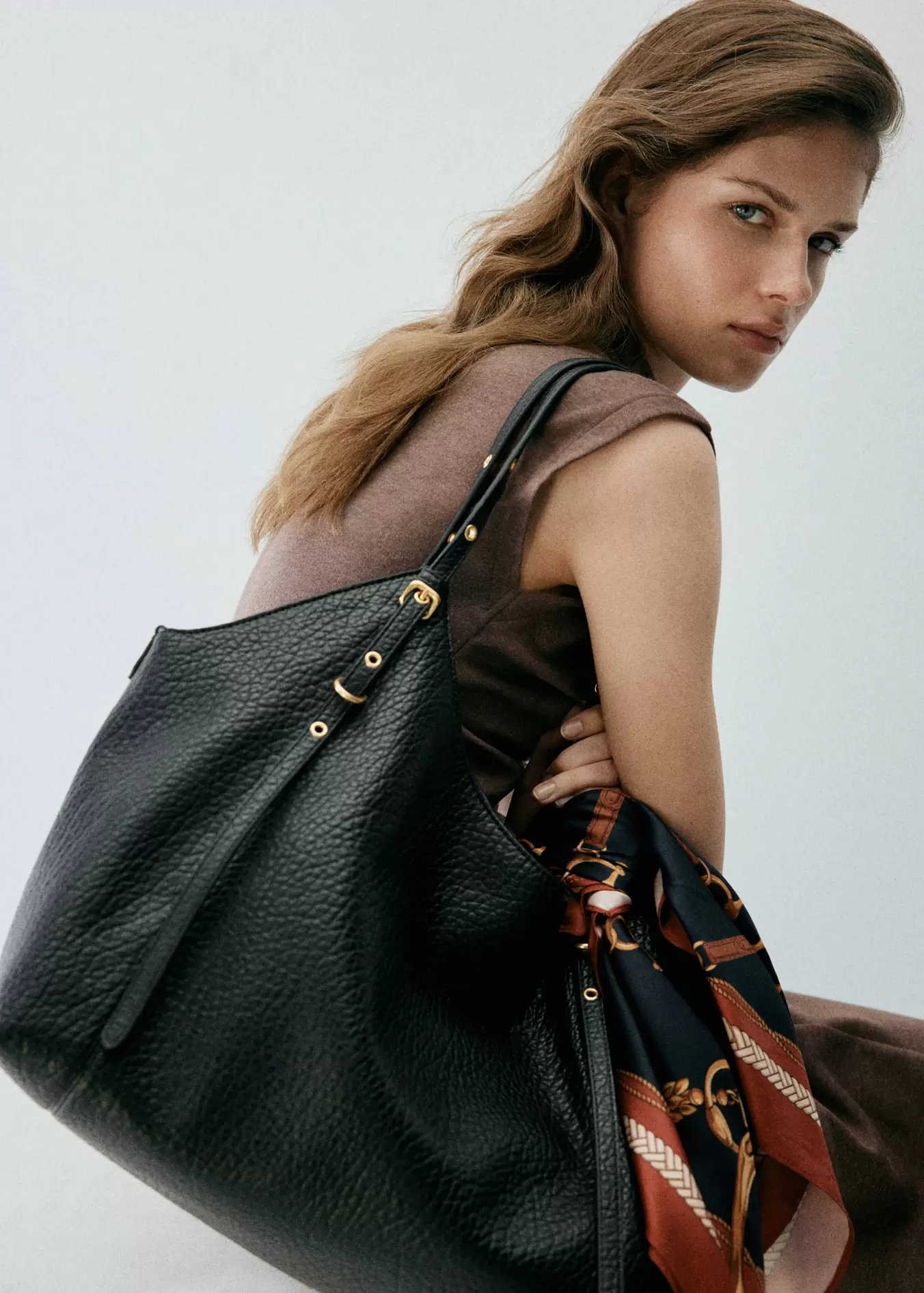 Bucket bag with buckles