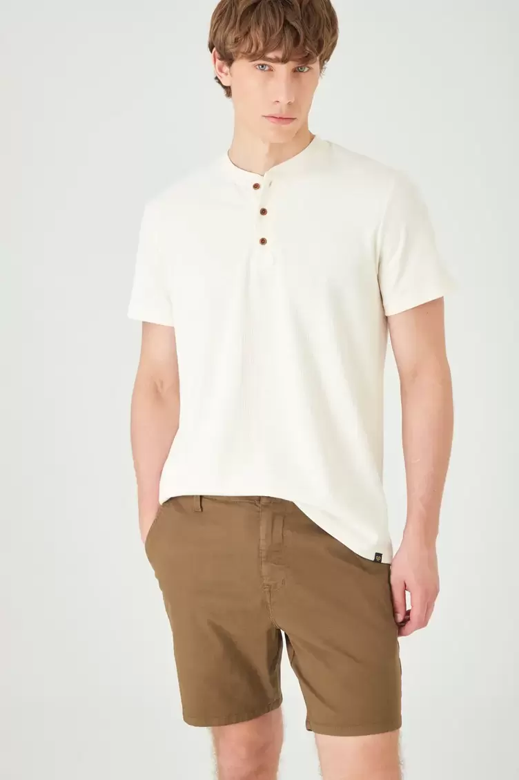 Bermuda clásica regular con bolsillos de ojal en algodón caqui para hombre
