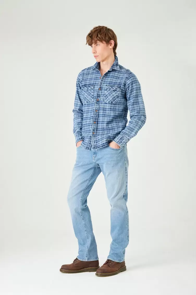 Jeans recto con lavado de contraste en denim para hombre