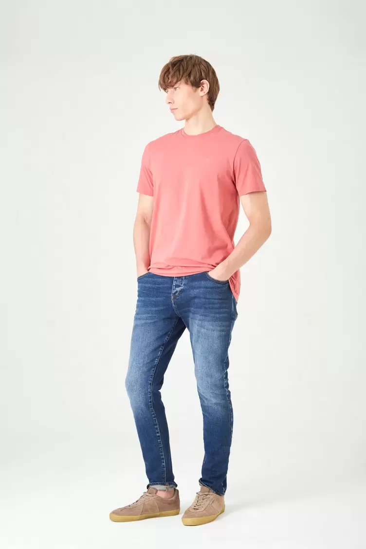 Camiseta regular fit con logo en coral para hombre