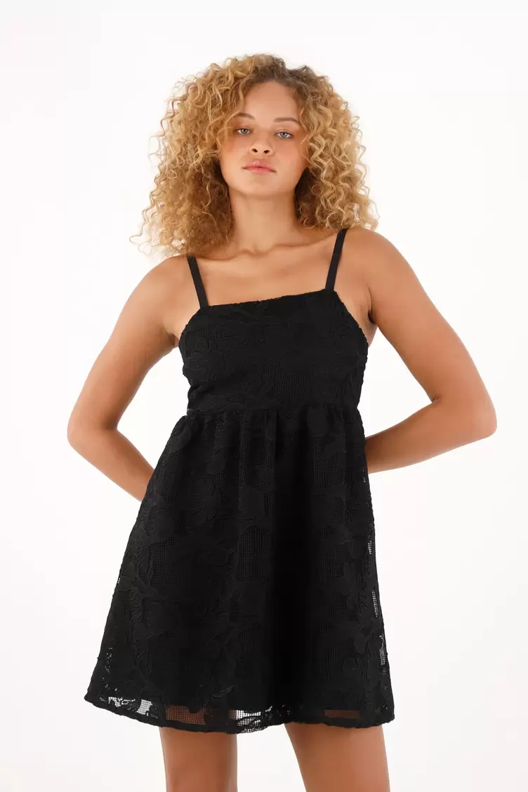 Vestido negro corto en tela bordada para mujer