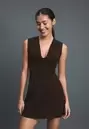 Vestido corto entallado con escote pico