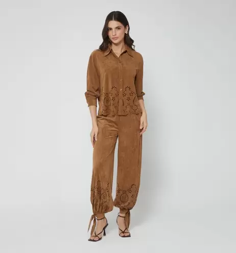 Blusa camisera con calado