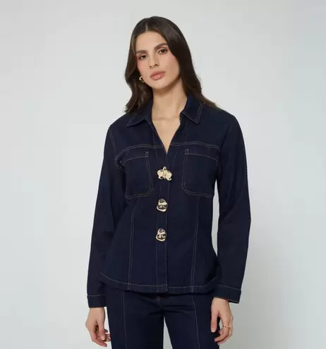 Chaqueta con botones irregulares