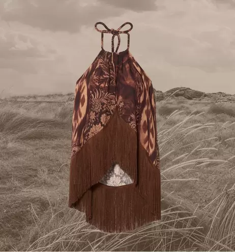 Blusa con amarre en cordón y borla
