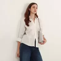 Blusa abierta cuello sport manga larga con pinzas de entalle
