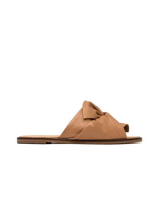Sandalia Plana en Cuero con estilo drapeado Frontal para Mujer Color Miel Marca JOSH Ref. GREAT01M