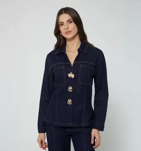 Chaqueta con botones irregulares