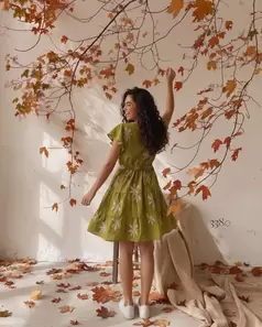 Vestido Corto Escalonado con Bordado Botánico y Manga Mariposa | Ref. 3380