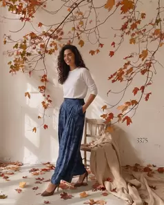 Pantalón palazzo Ref. 3375 en tejido texturizado con sutil grabado floral en tonos índigo y ocre