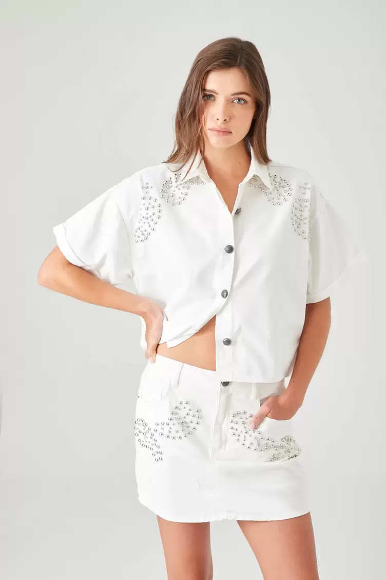 Falda mini recta con tachas de corazón en denim blanco para mujer