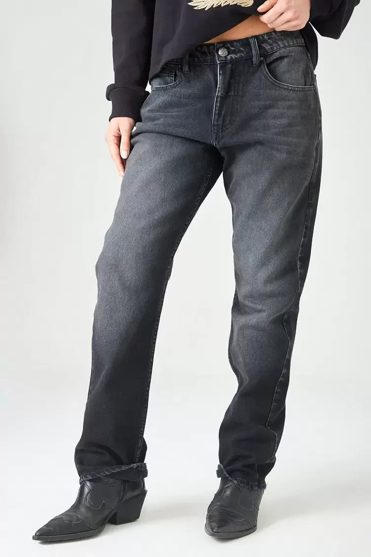 Jean cigarette tiro bajo semi ajustado denim negro para mujer