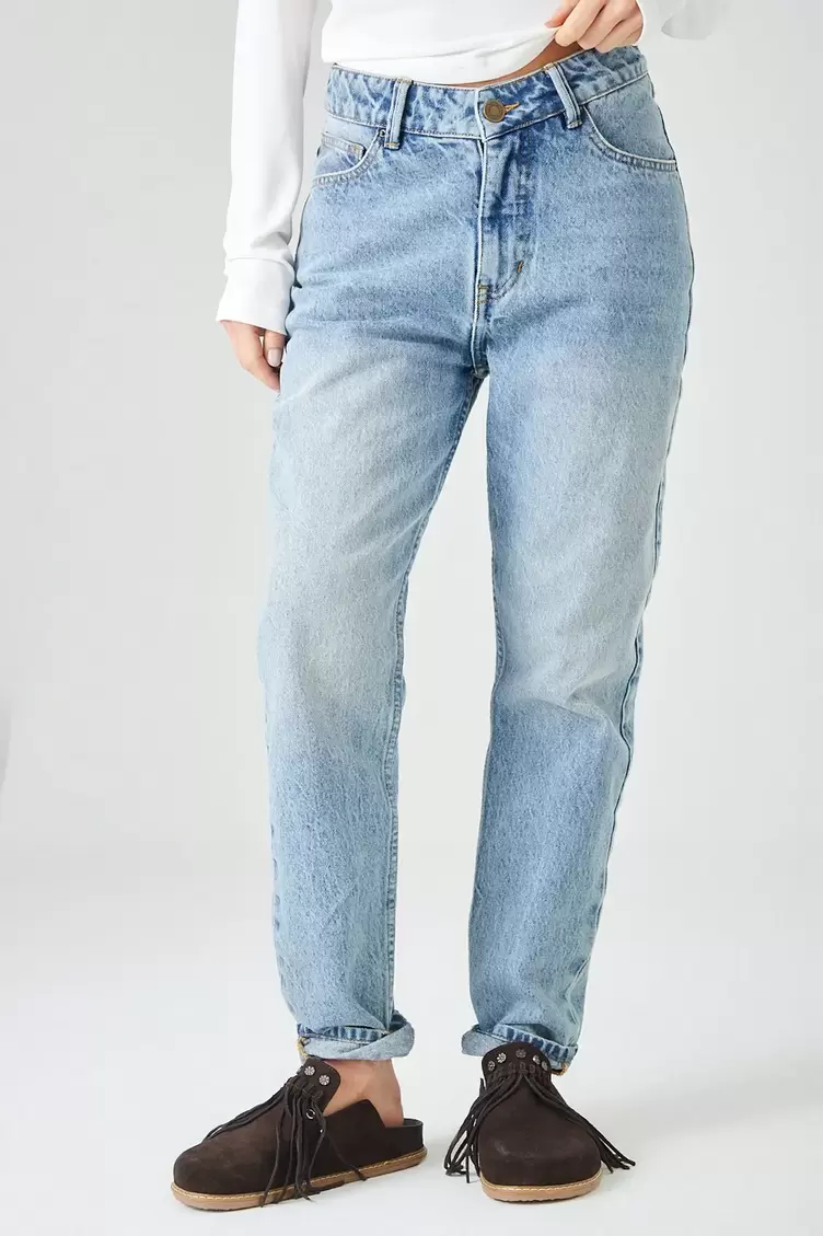 Jean mom fit con lavado vintage en denim azul claro para mujer