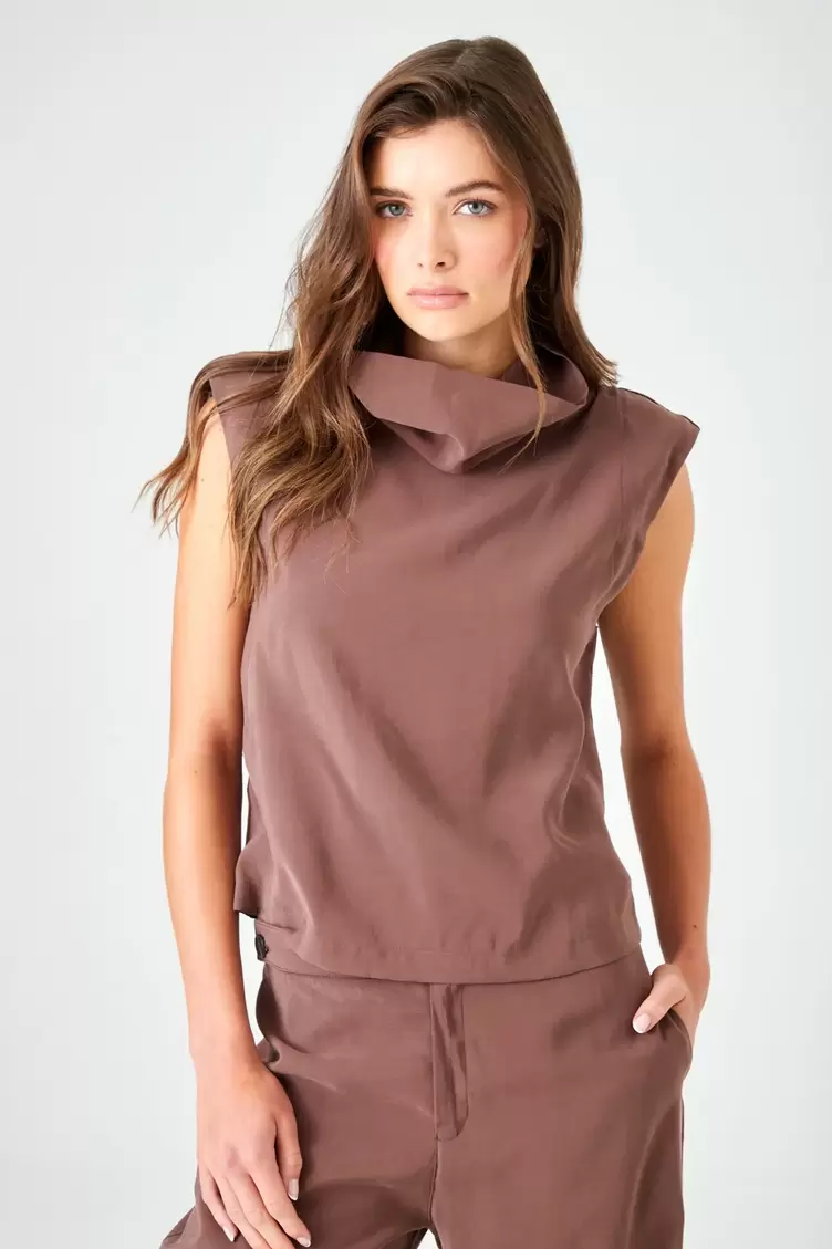 Camisa sin mangas cuello tortuga y hombreras café para mujer