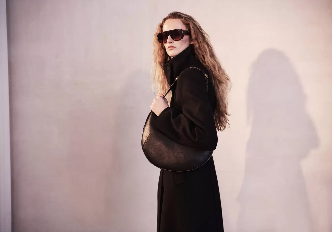 Oval shoulder bag