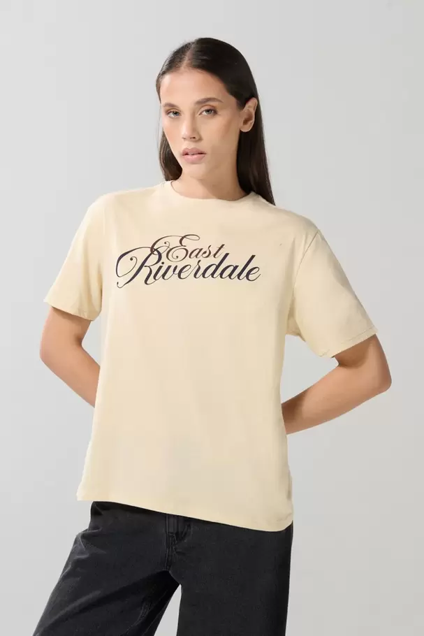 Camiseta kaki cuello redondo con texto college delantero