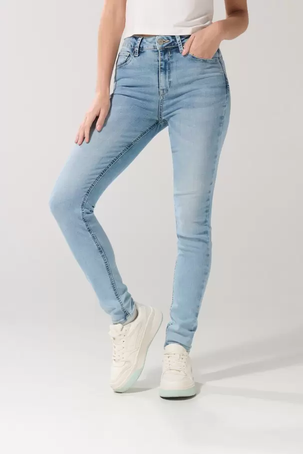 Jean azul claro tiro alto push up con realce posterior