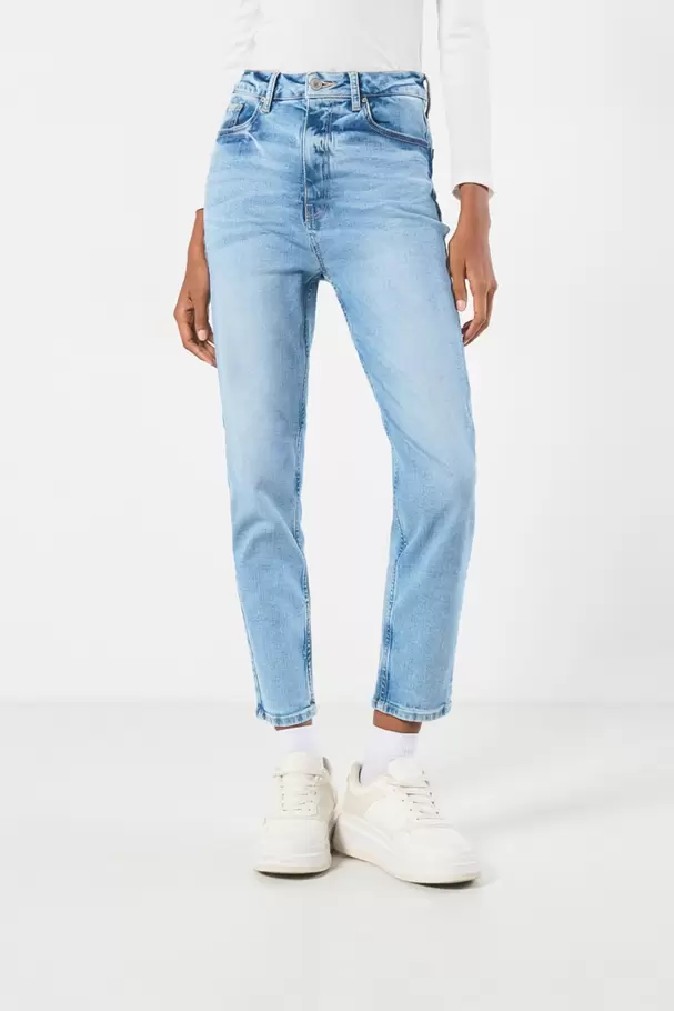 Jean mom azul claro con bota recta y súper tiro alto