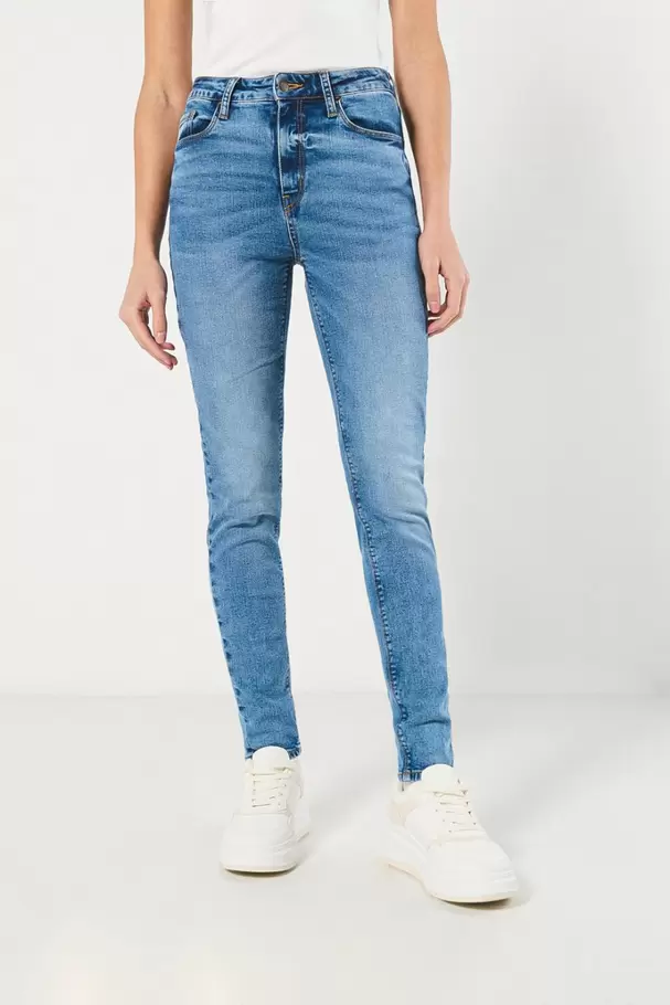 Jean jegging azul claro con bolsillos y tiro súper alto