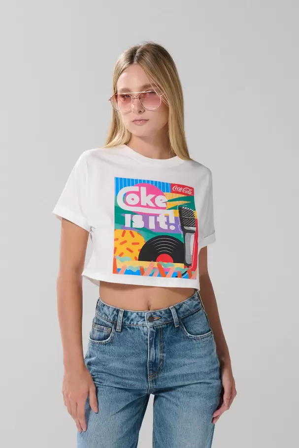 Camiseta crema clara crop top con arte de Coca-Cola