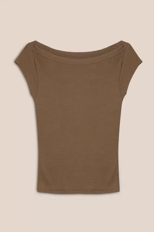 Camiseta ajustada cuello bandeja unicolor y manga corta