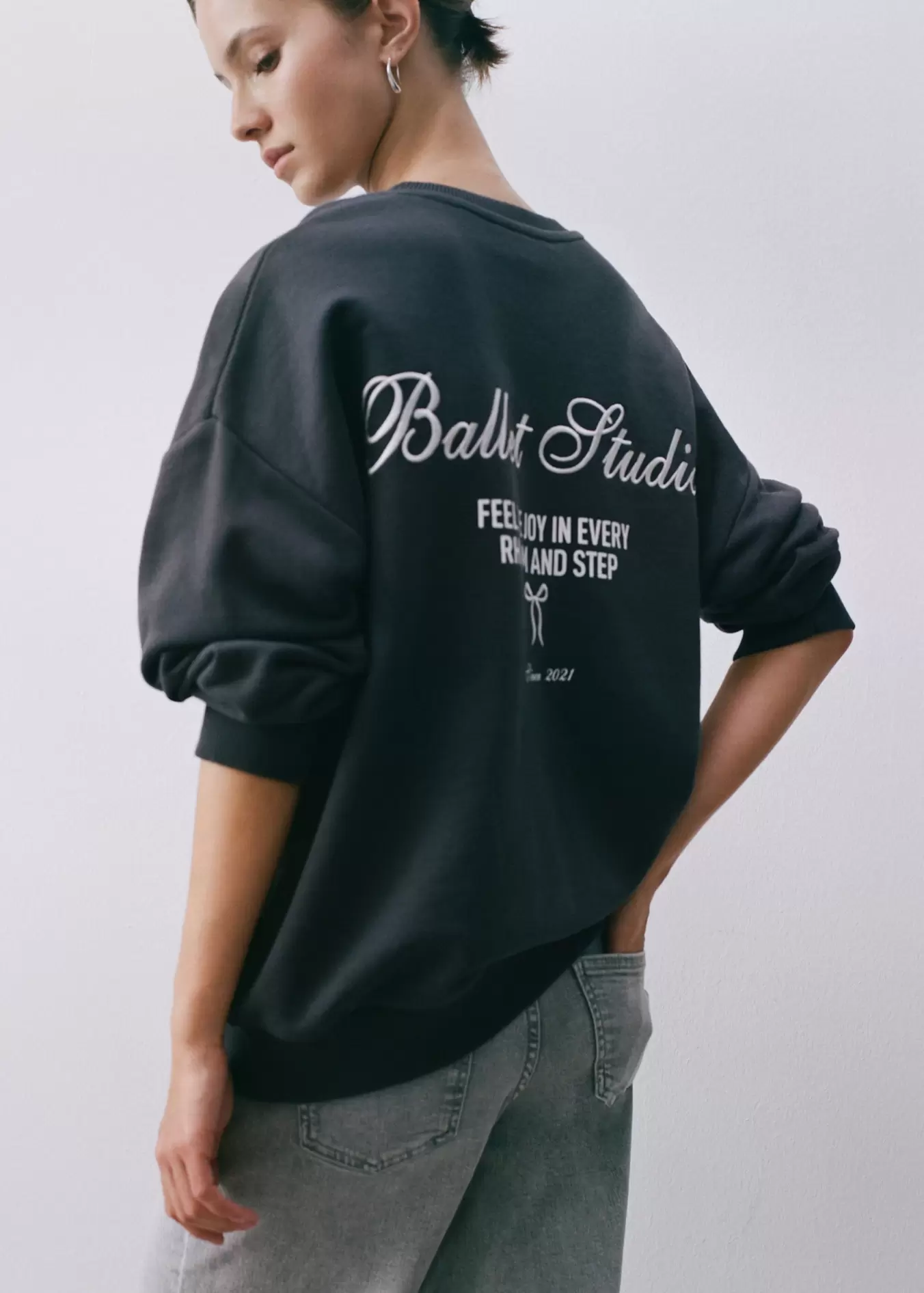Sudadera mensaje bordado