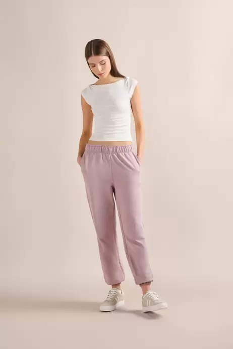 Pantalón lila claro jogger con bolsillos y elásticos