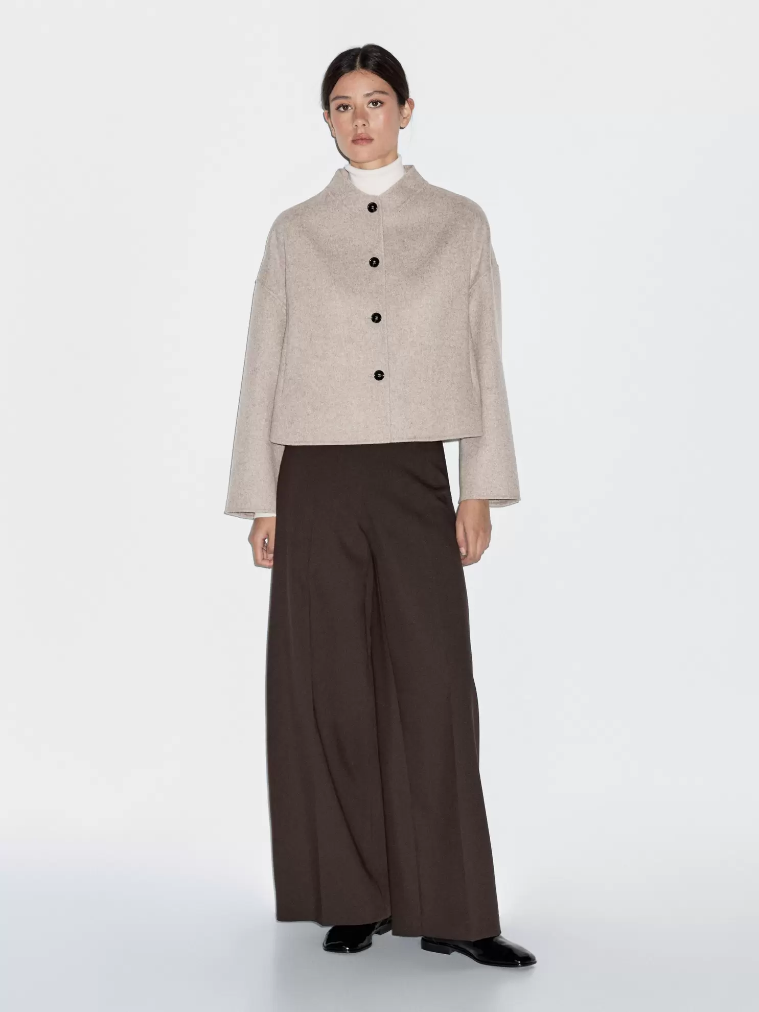 Abrigo corto cuello subido con lana