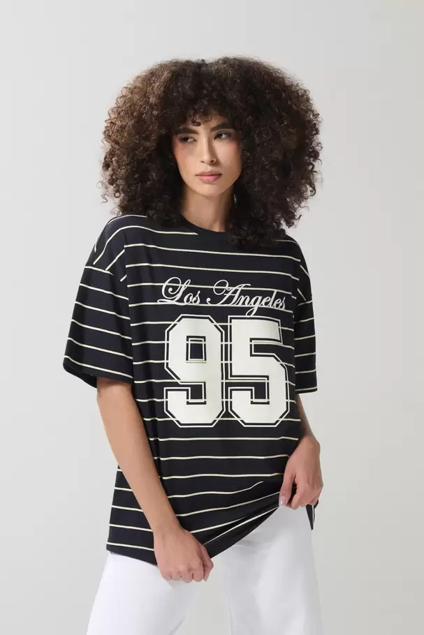 Camiseta a rayas oversize azul college con manga corta