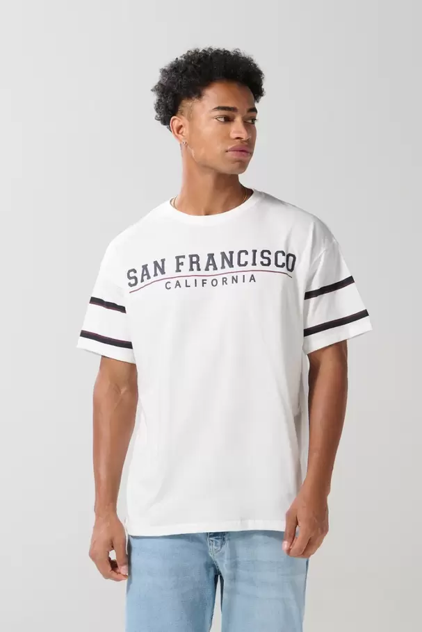 Camiseta oversize cuello redondo crema con estampado college