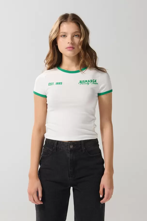 Camiseta crema con diseño college, manga corta y contrastes