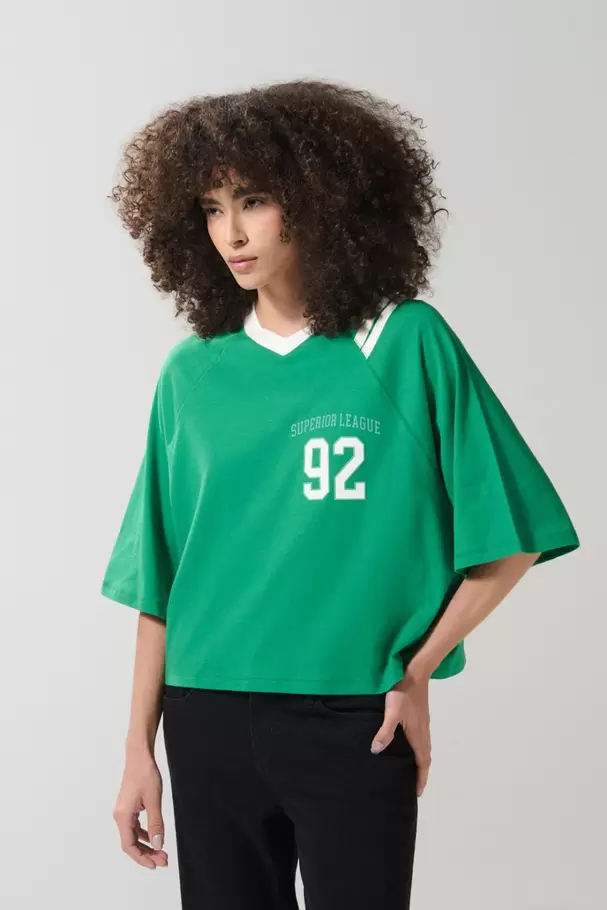Camiseta verde crop top oversize con diseño college
