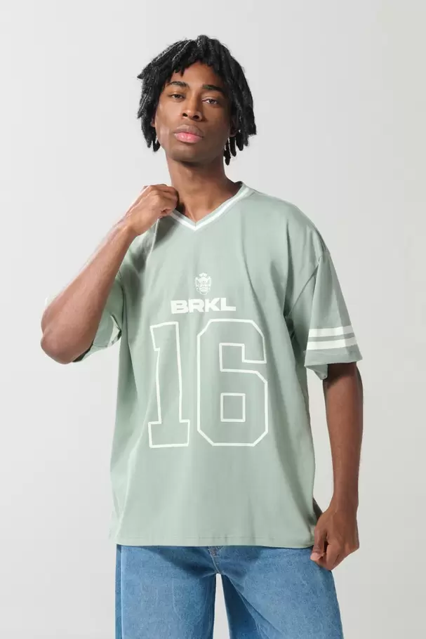 Camiseta cuello V oversize verde clara con diseño college