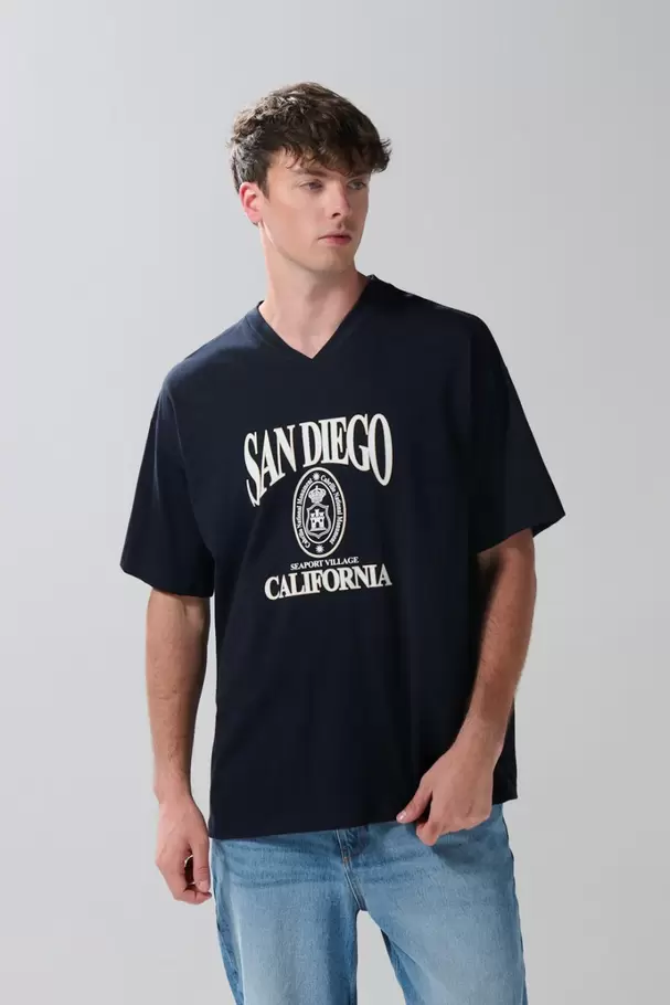 Camiseta cuello V azul intensa con estampado college