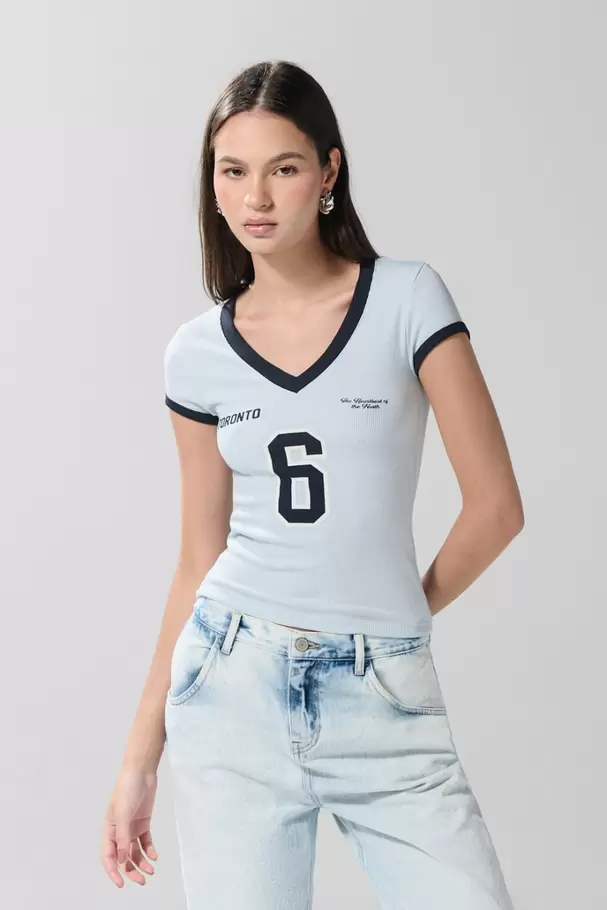 Camiseta cuello V azul clara con estampado college