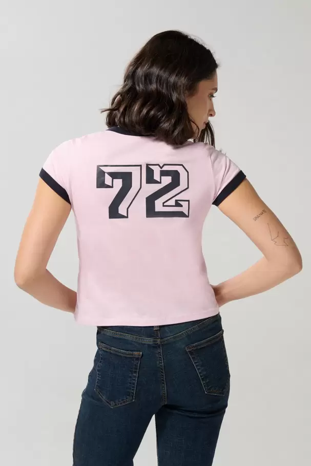 Camiseta cuello y puño en contraste femenina con arte estilo college