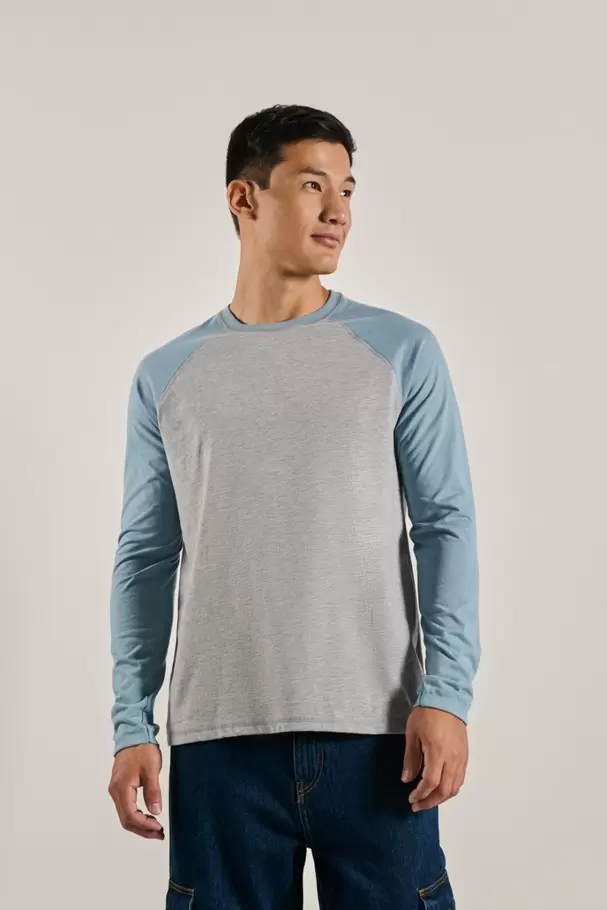 Camiseta gris clara con manga ranglan larga azul