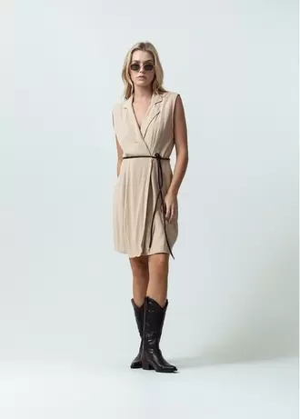 Vestido corto de diseño cruzado para el fin de semana