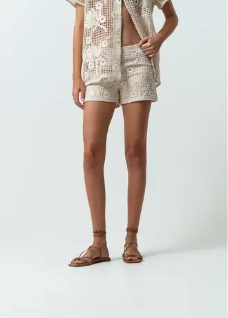 Short con detalles tejidos
