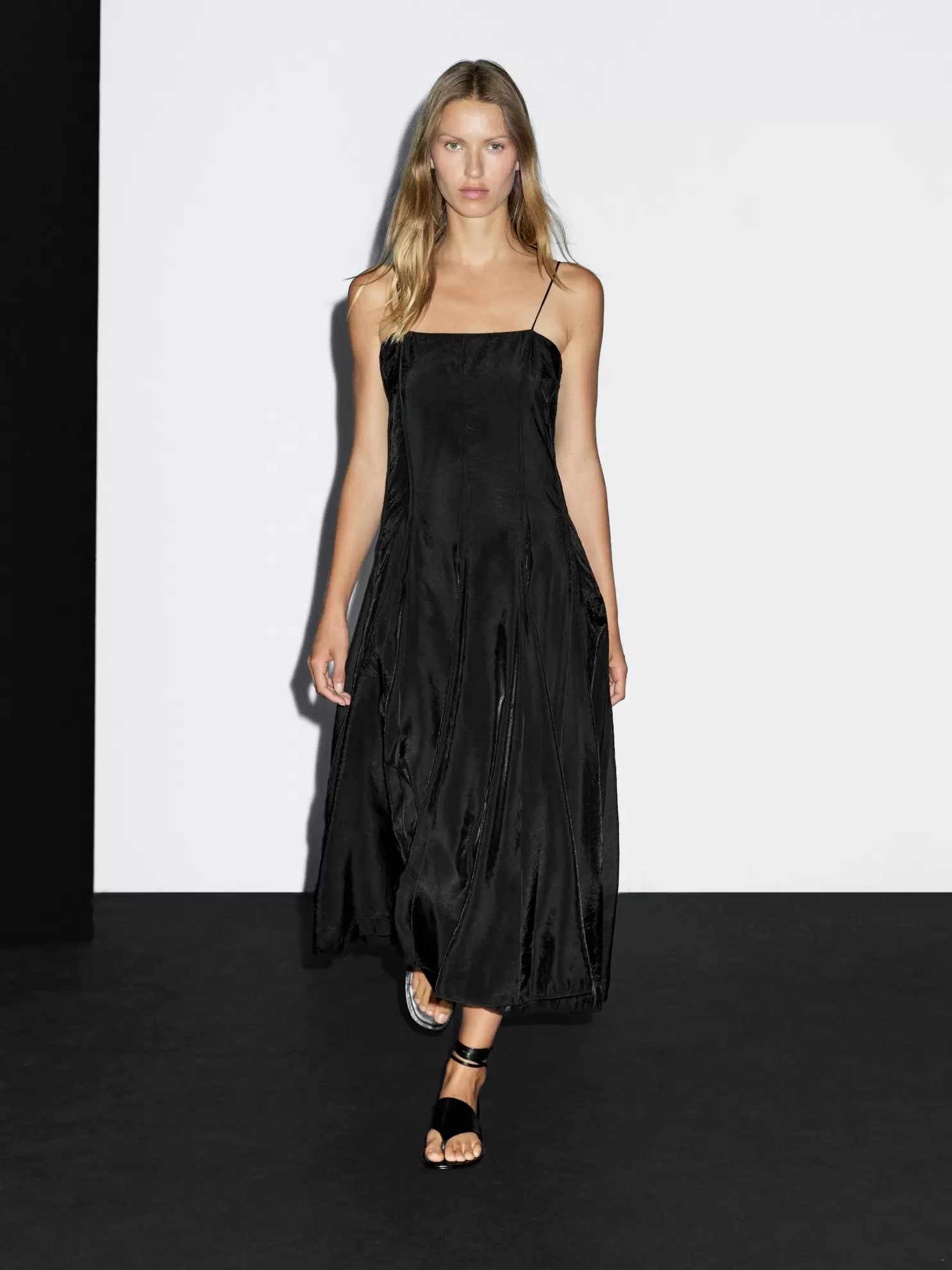 Vestido midi fluido detalle godets