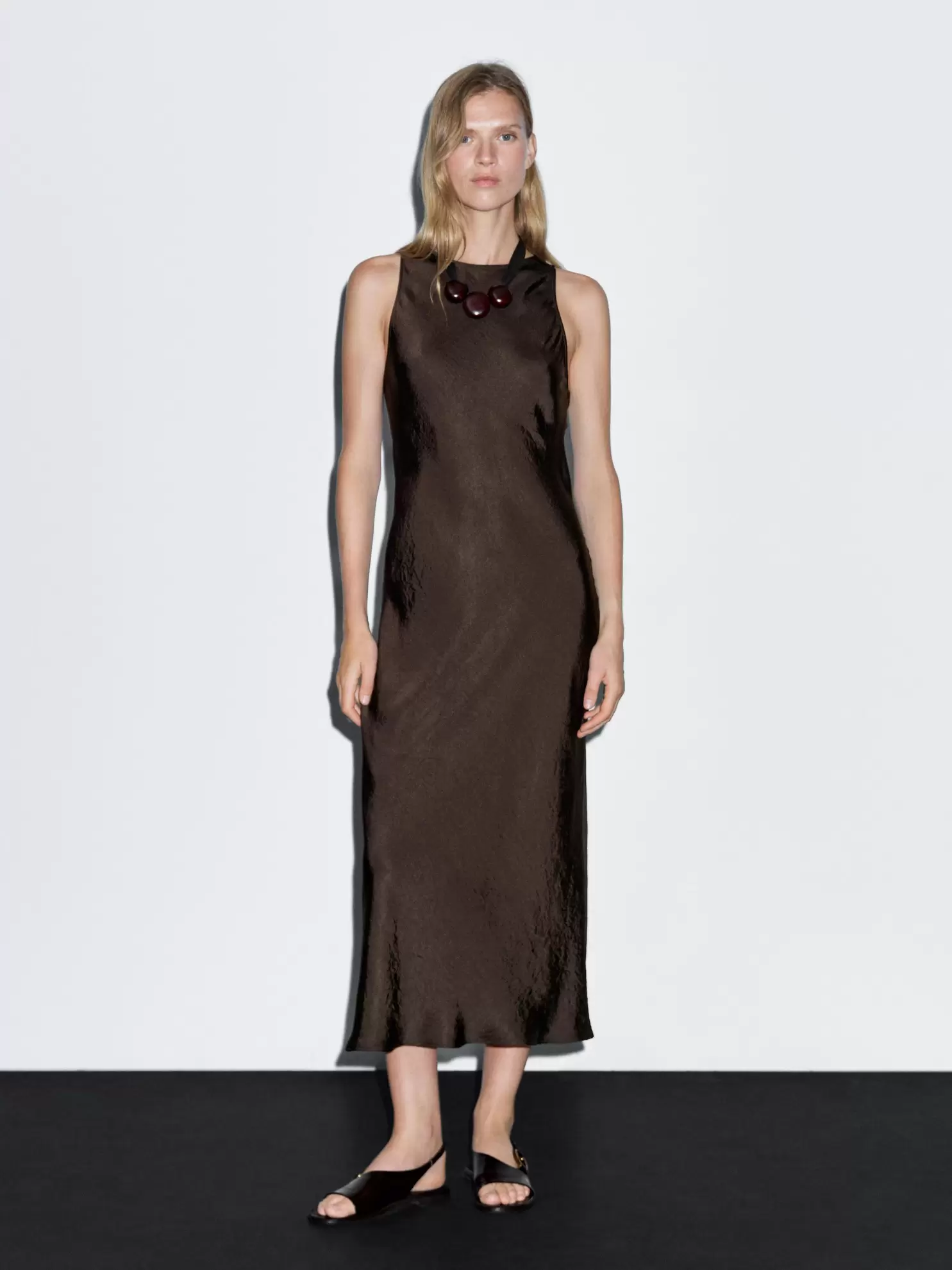 Vestido largo satinado cuello halter