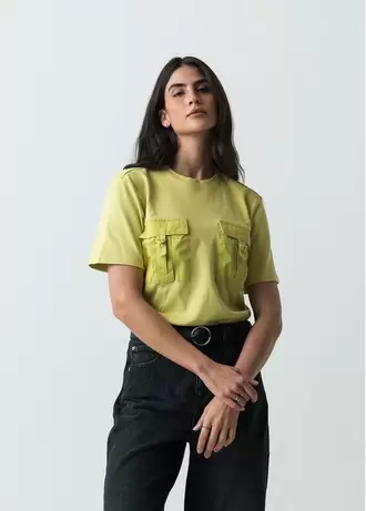 Camiseta con bolsillos de parche en frente